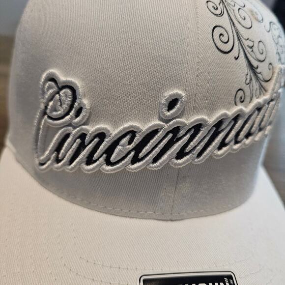 47 Vintage Cincinnati Bearcats Fitted Hat Cap S/M Y2K White NCAA Retro UC CIN - Picture 3 of 10